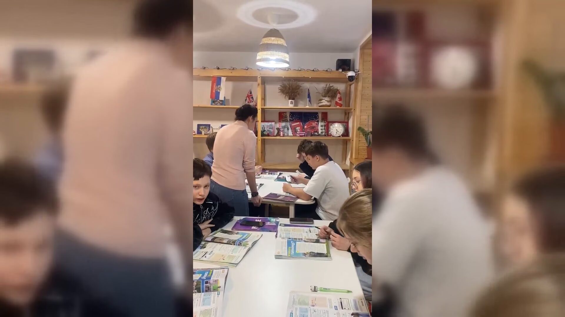 Подростки на занятии английским в школе Speak & Smile, Норильск